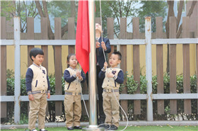 五星红旗在幼儿园中飘扬